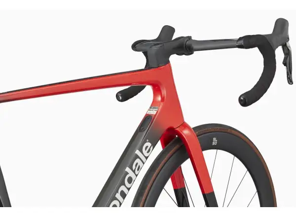 Cannondale SuperSix Evo Hi-Mod 2 Rennrad in Rally Red-Farbe.