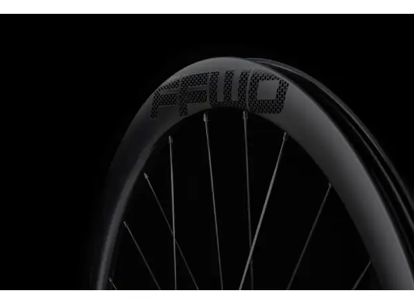 FFWD RYOT55 DT240 2:1 EXP Straßenrad-Felgen mit Matt Black-Bereifung und Sram XDR.