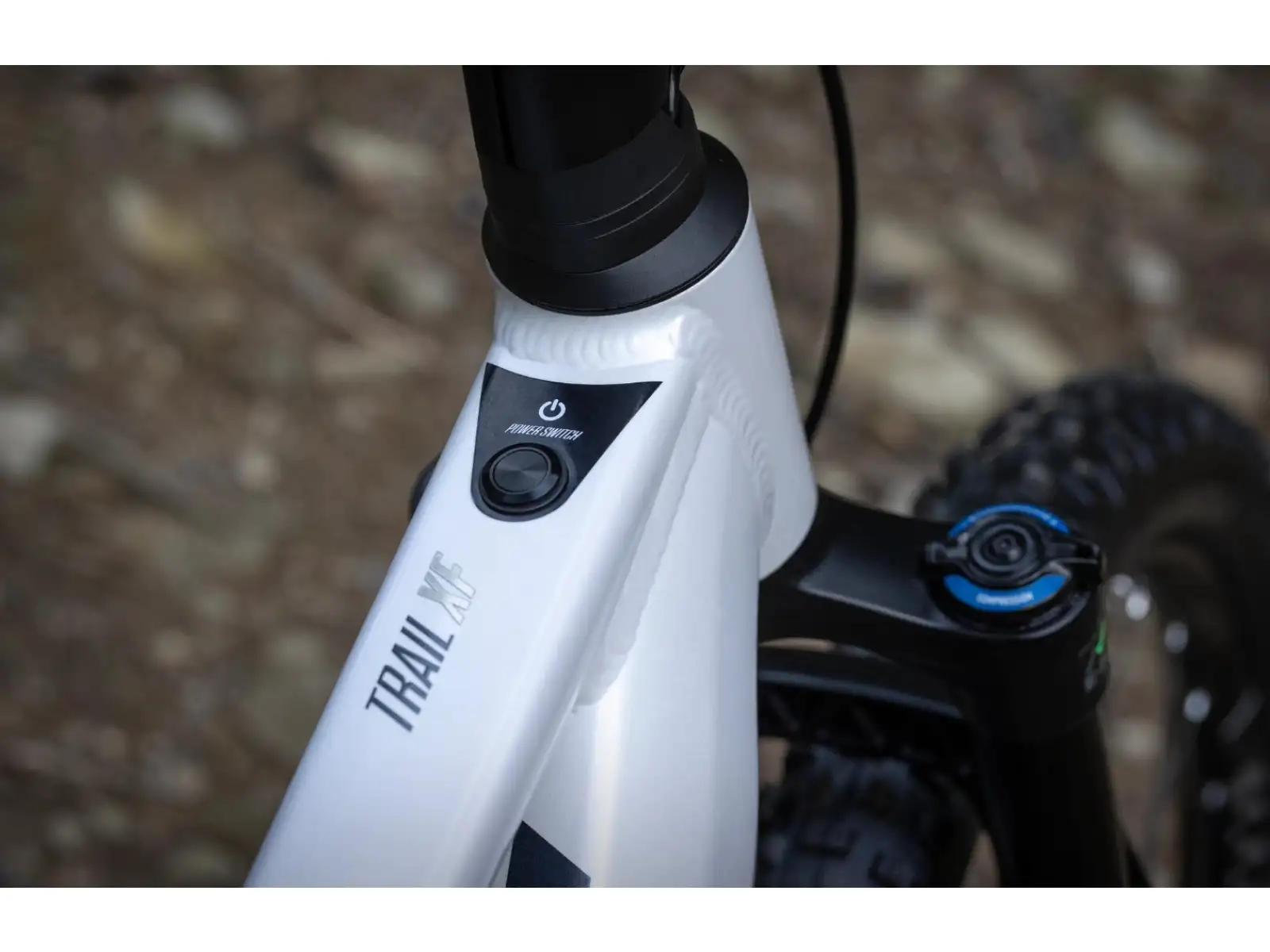 Superior eXF 9039 vollgefedertes Elektrofahrrad Gloss White/Chrome Silver