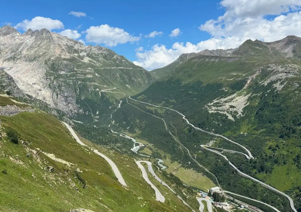 Furkapass, Sustenpass und Grimselpass - drei ikonische Schweizer Pässe mit dem Fahrrad