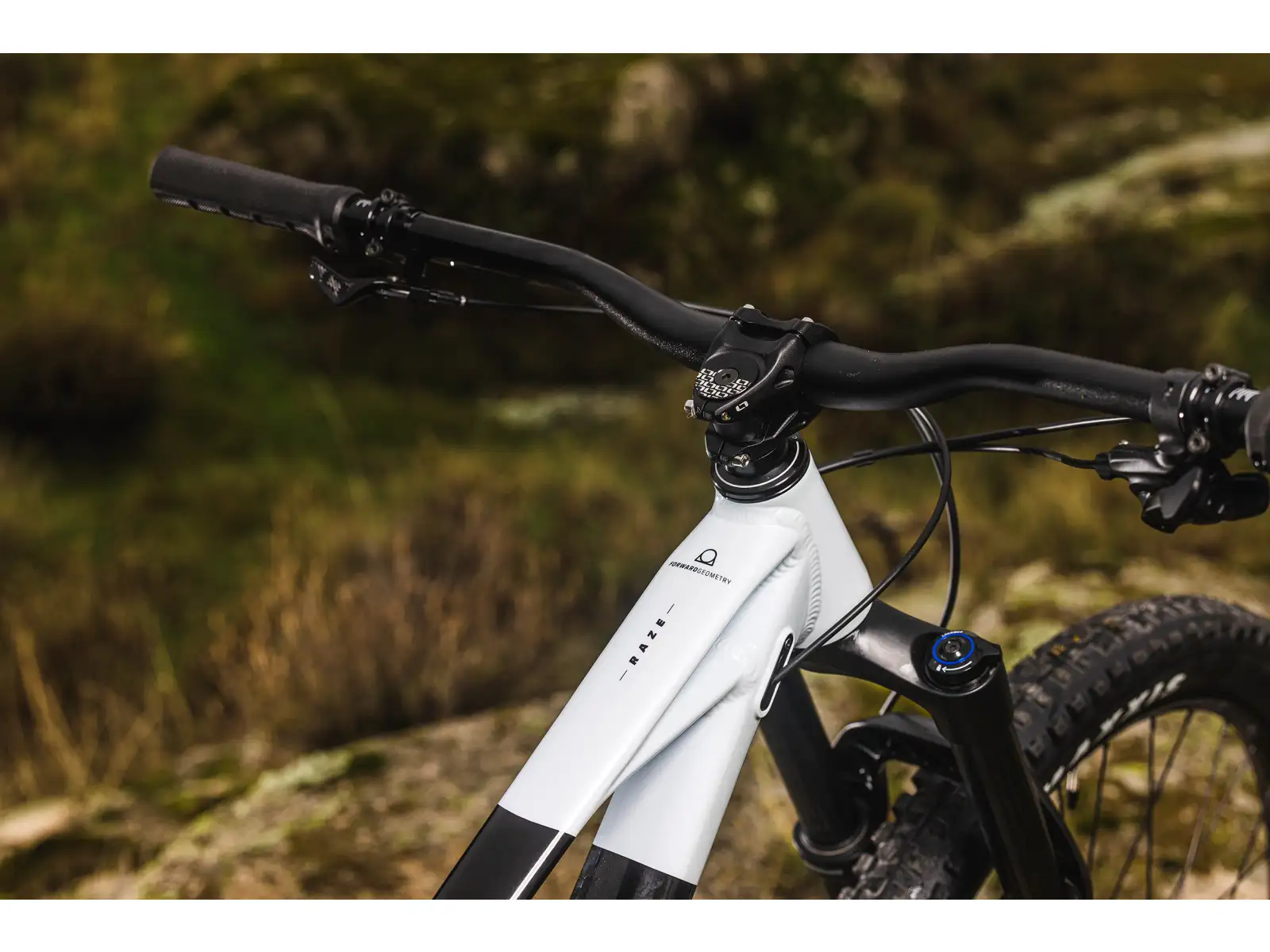 Mondraker Raze vollgefedertes Fahrrad black/dirty white