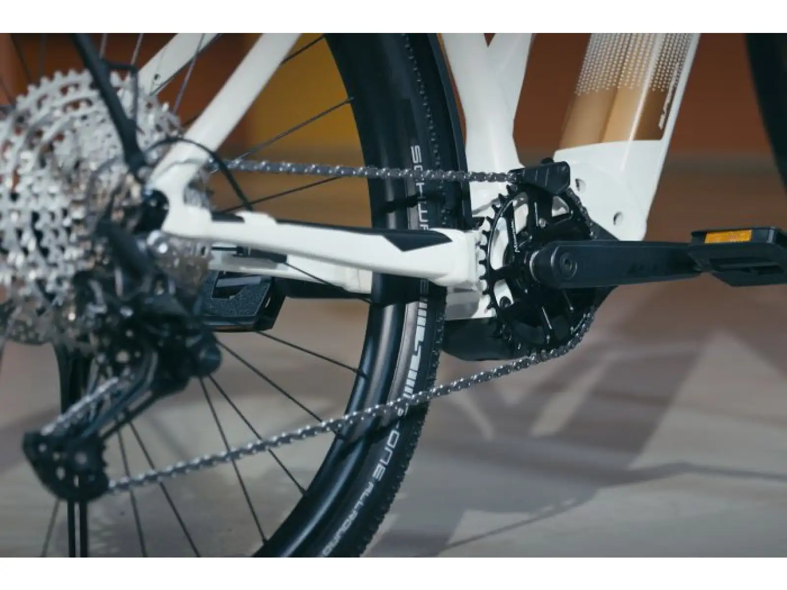 Superior eXR 6090 BL Touring II Trekking E-Bike in Gloss White/Copper.