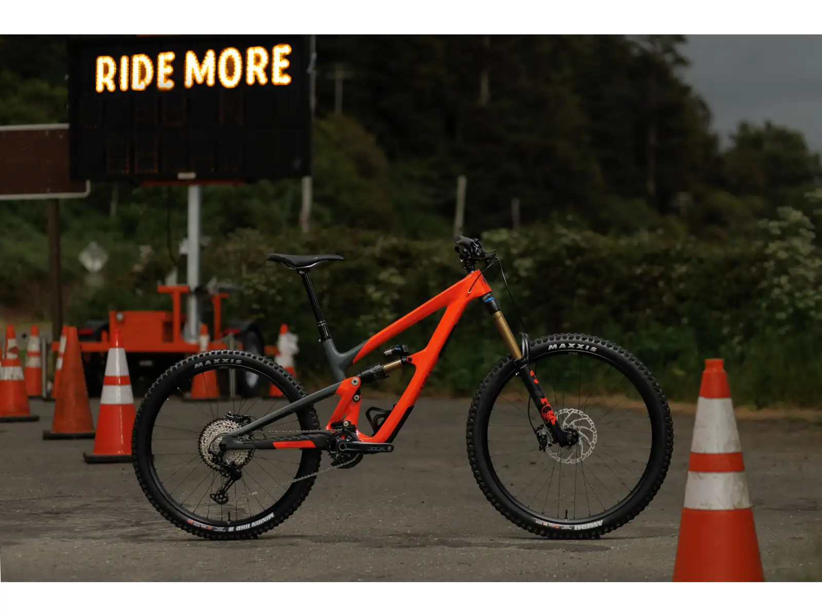 Ibis HD6 Eagle 90 vollgefedertes Mountainbike Orange