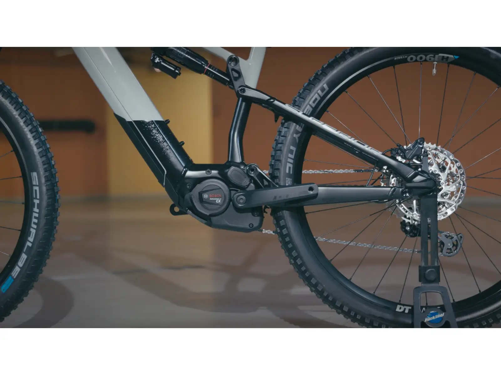 Superior eXP 8089 B Gloss Chrome/Matte Black E-Bike