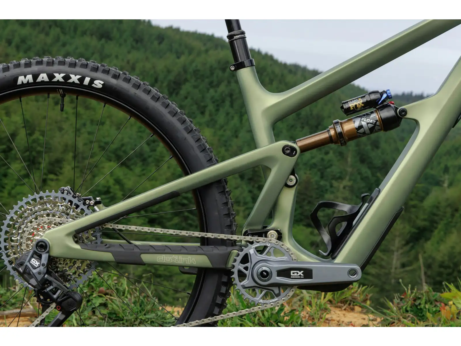 Ich habe ein Ibis Ripmo V3 Deore XT Mountainbike in der Olive Swamp Monster Farbe.