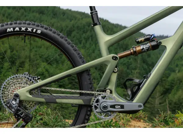 Ich habe ein Ibis Ripmo V3 Deore XT Mountainbike in der Olive Swamp Monster Farbe.