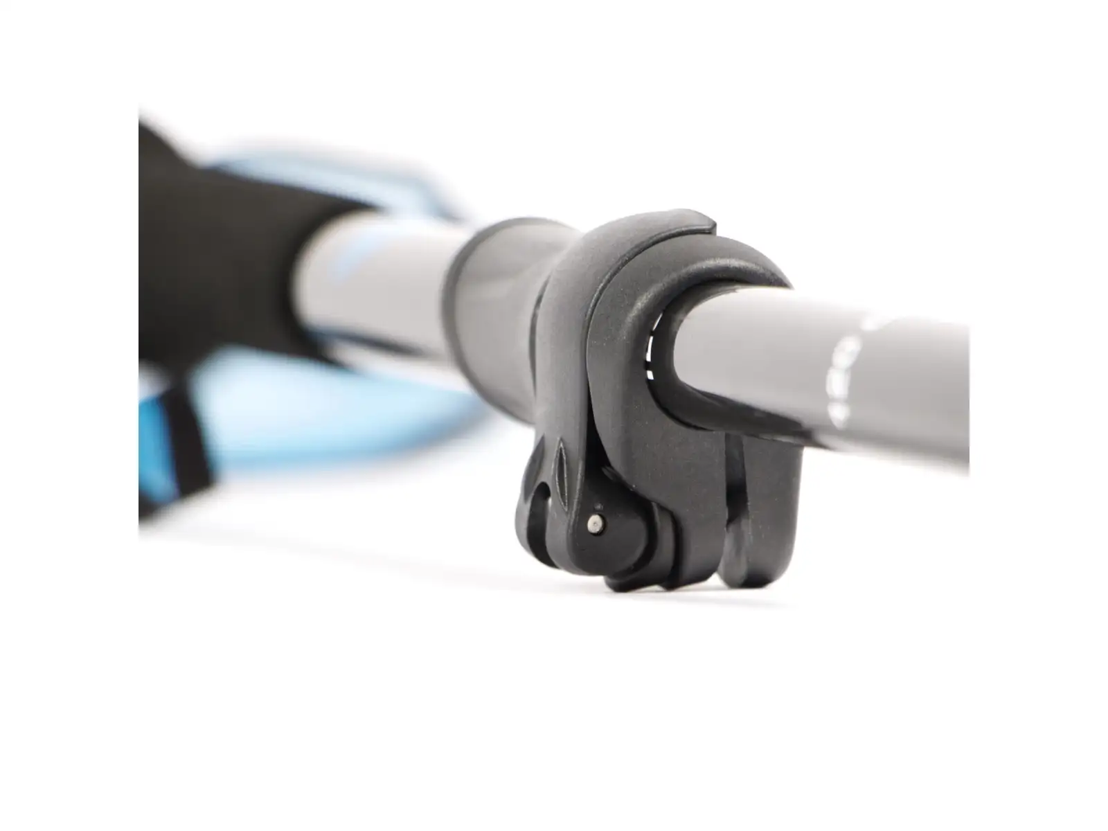Dynafit Ultra Pro Pole ist ein zusammenklappbarer Laufstock aus Carbon in Methylblau.