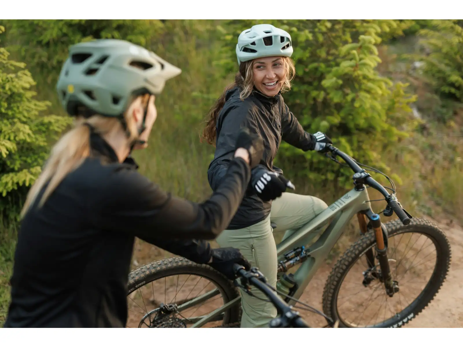 Ich habe ein Ibis Ripmo V3 Deore XT Mountainbike in der Olive Swamp Monster Farbe.