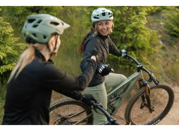 Ich habe ein Ibis Ripmo V3 Deore XT Mountainbike in der Olive Swamp Monster Farbe.