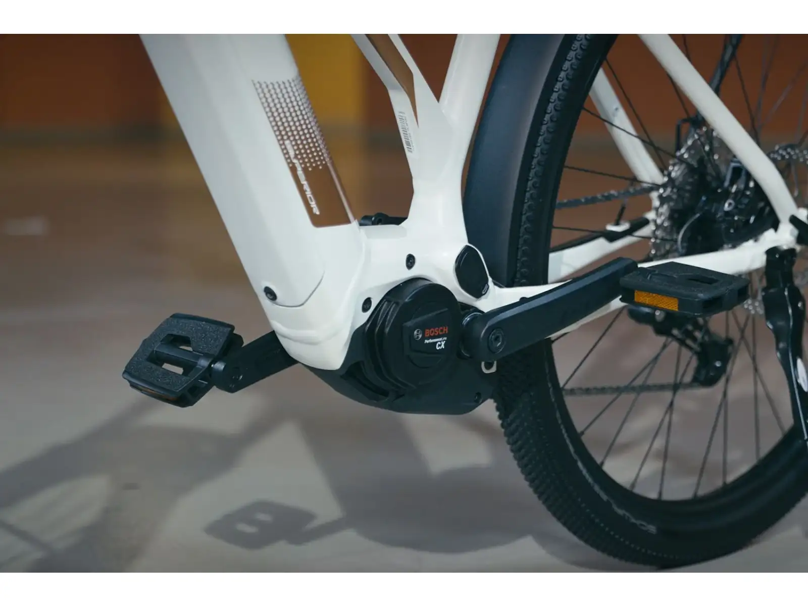 Superior eXR 6090 BL Touring II Trekking E-Bike in Gloss White/Copper.
