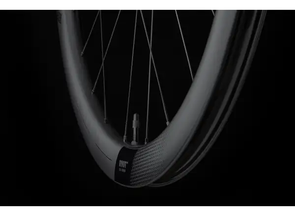 FFWD RYOT55 DT240 2:1 EXP Straßenrad-Felgen mit Matt Black-Bereifung und Sram XDR.