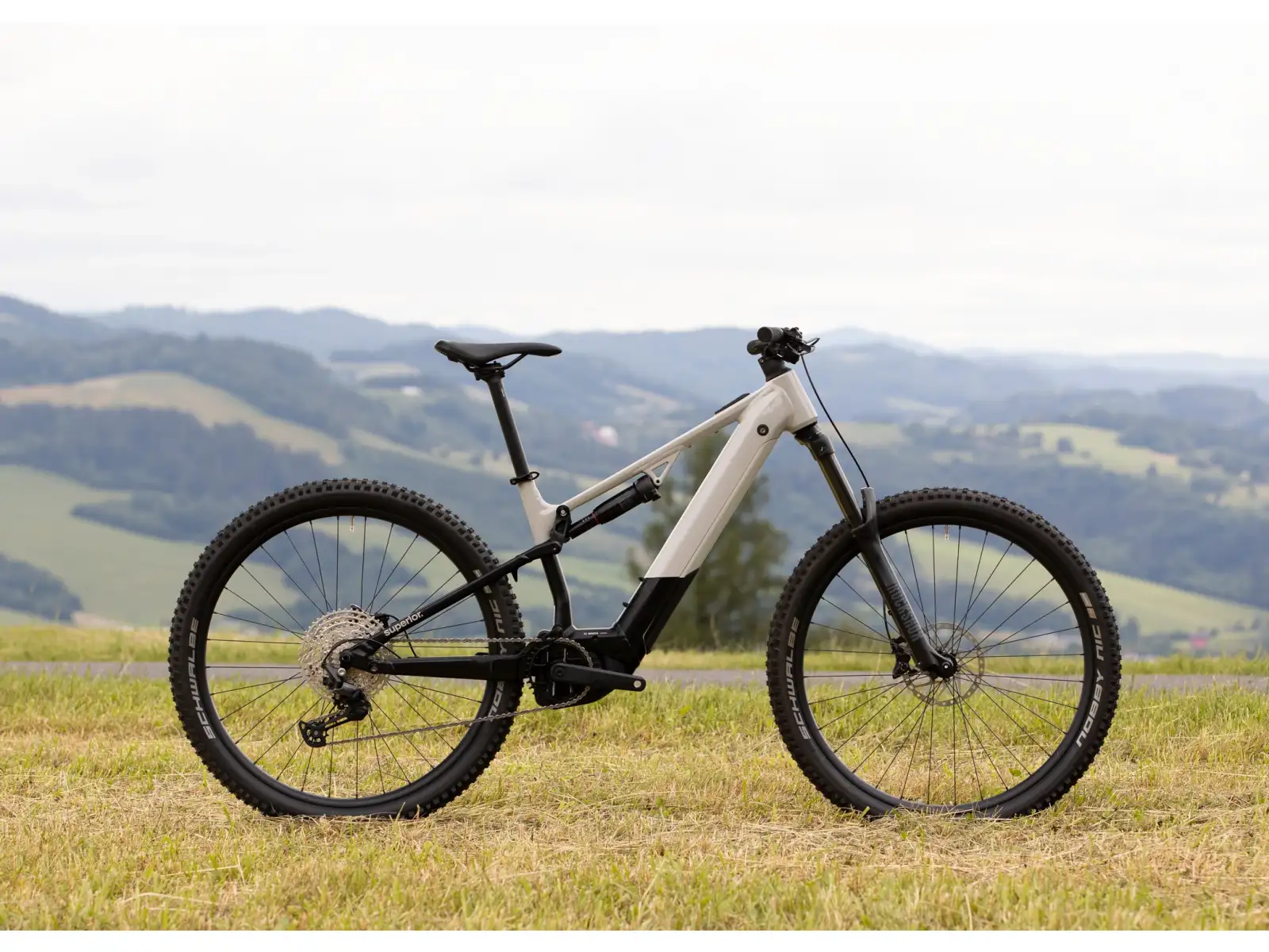 Superior eXF 8089 B Gloss Chrome/Matte Black vollgefederte Elektrofahrrad