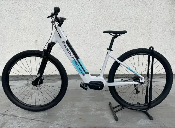 Rock Machine Storm INT e70-29 Lady in Pearl White/Light Mint/Dark Silver E-Bike.
