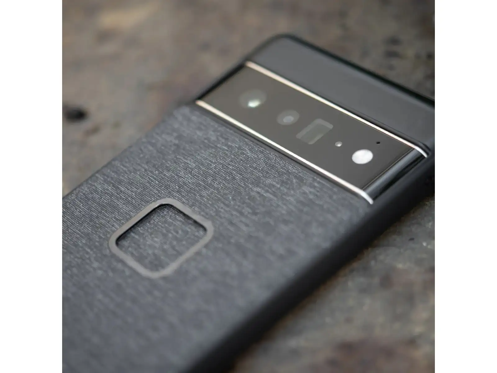 Peak Design Everyday Cover für Google Pixel 6 in der Farbe Charcoal.