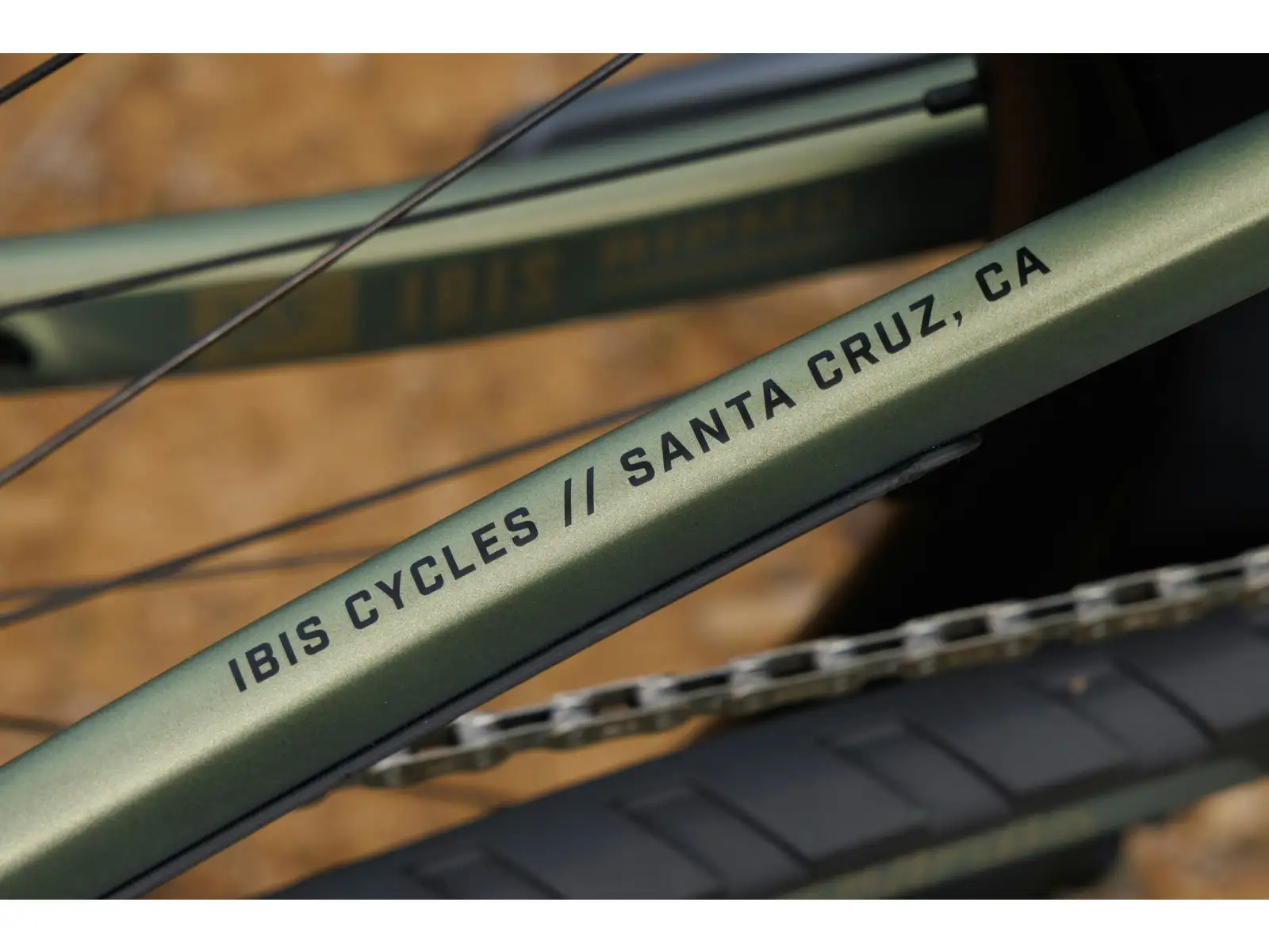 Ich habe ein Ibis Ripmo V3 Deore XT Mountainbike in der Olive Swamp Monster Farbe.