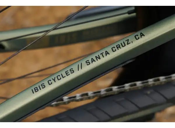 Ich habe ein Ibis Ripmo V3 Deore XT Mountainbike in der Olive Swamp Monster Farbe.