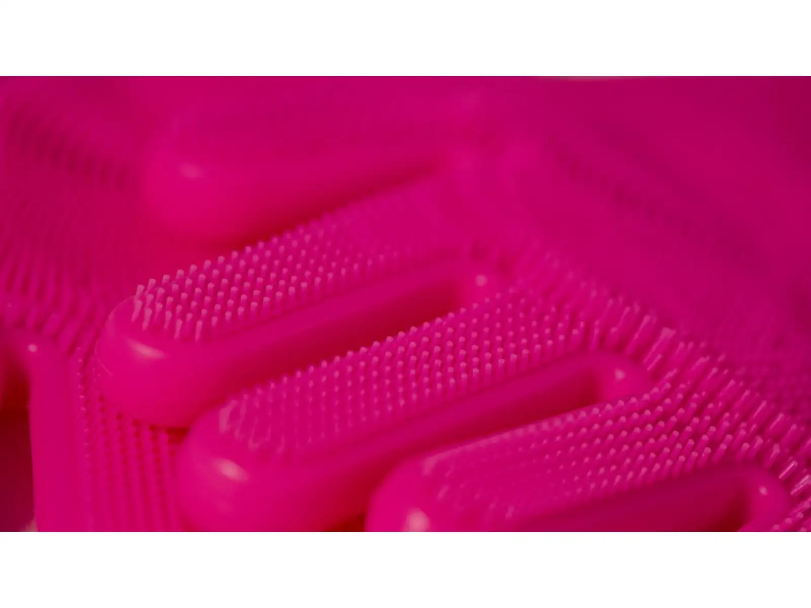 Muc Off Deep Scrubber Handschuhe zum Reinigen.