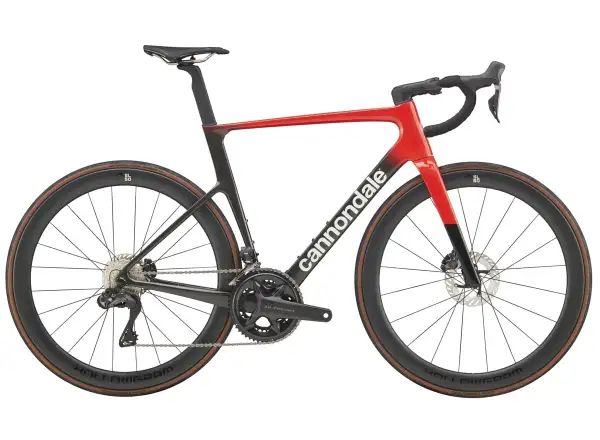 Cannondale SuperSix Evo Hi-Mod 2 Rennrad in Rally Red-Farbe.