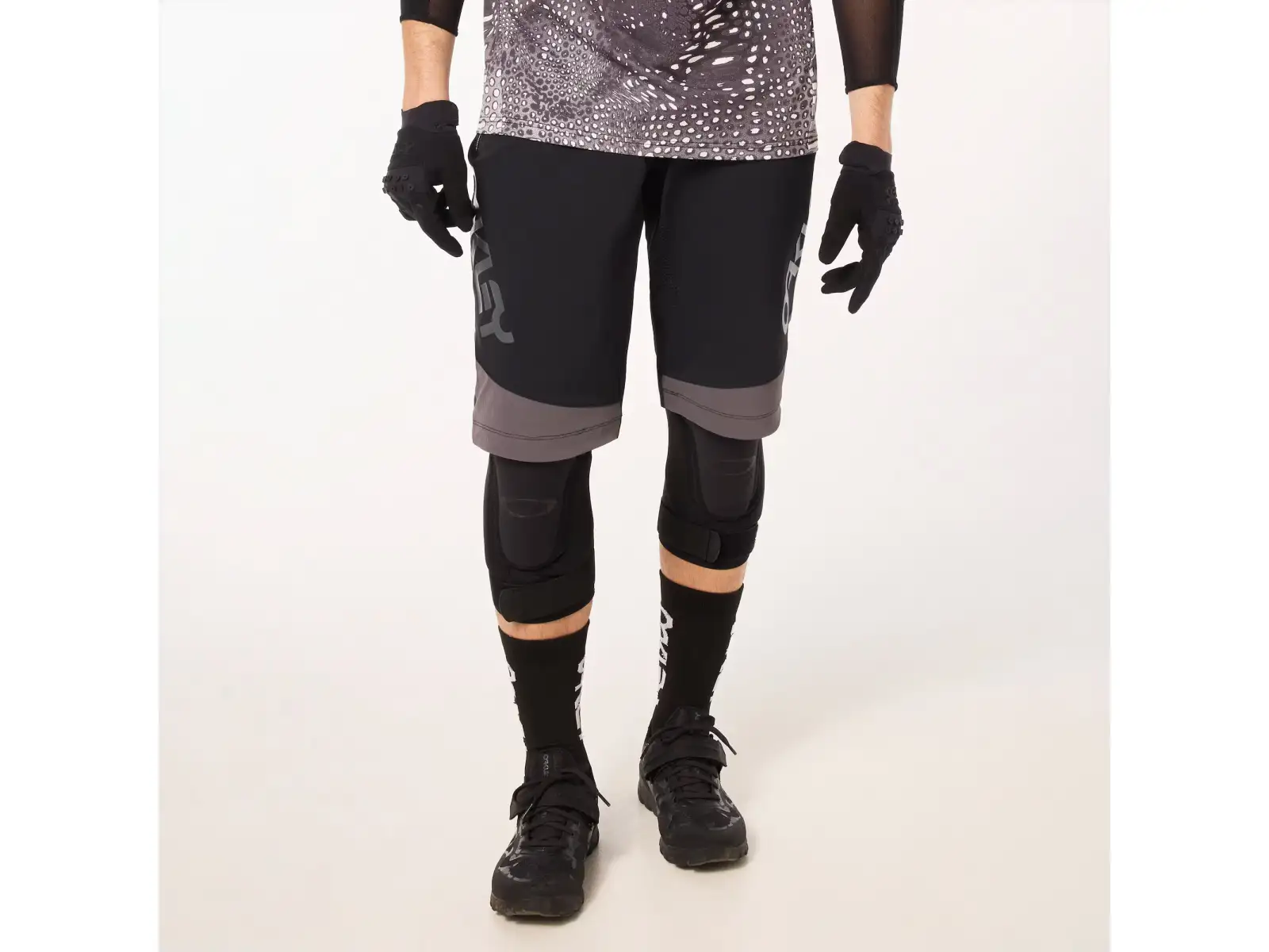 Oakley Maven Scrub Herren lockere Shorts Black/Grey
