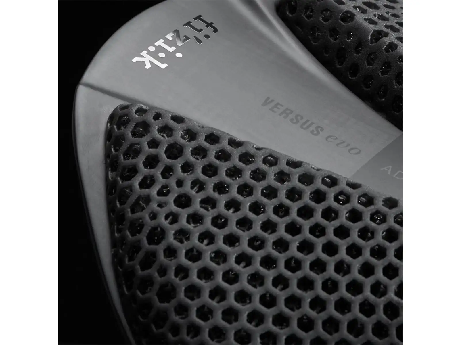 Fizik Antares Versus Evo 00 Adaptive 139 mm Sattel schwarz