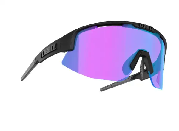 Die Bliz Matrix Sonnenbrille in der Größe Small Nano Optics Matt Black Nordic Light Begonia Violet/Blue Cat.2.