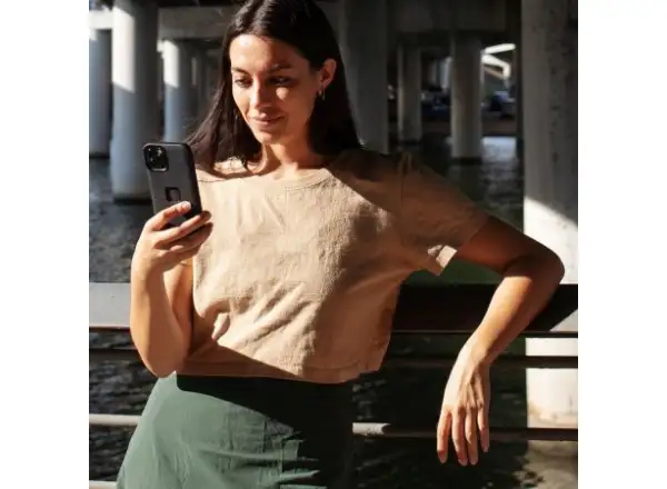Peak Design Mobile Everyday Case für das iPhone 16 Pro Handyhülle in der Farbe Graphit
