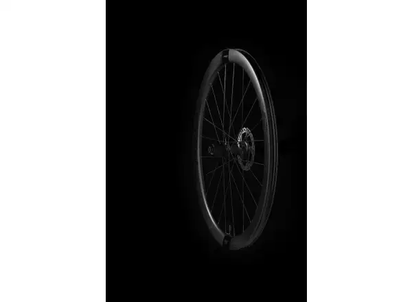 FFWD RYOT55 DT240 2:1 EXP Straßenrad-Felgen mit Matt Black-Bereifung und Sram XDR.