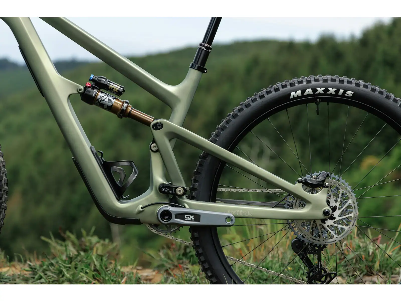 Ich habe ein Ibis Ripmo V3 Deore XT Mountainbike in der Olive Swamp Monster Farbe.
