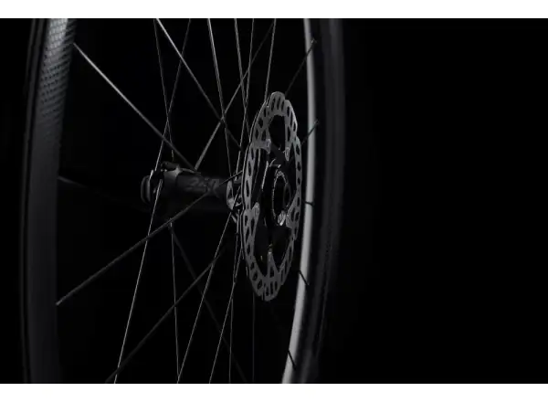 FFWD RYOT55 DT240 2:1 EXP Straßenrad-Felgen mit Matt Black-Bereifung und Sram XDR.