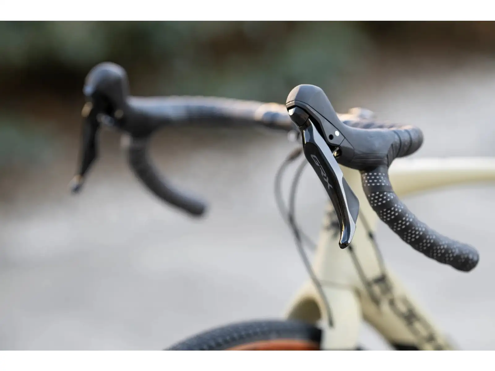 Rock Machine Gravelride CRB 700 Gravelbike in mattem Sand/Schwarz.