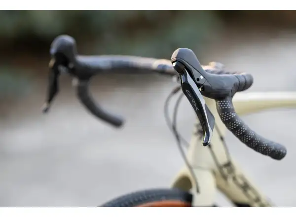 Rock Machine Gravelride CRB 700 Gravelbike in mattem Sand/Schwarz.