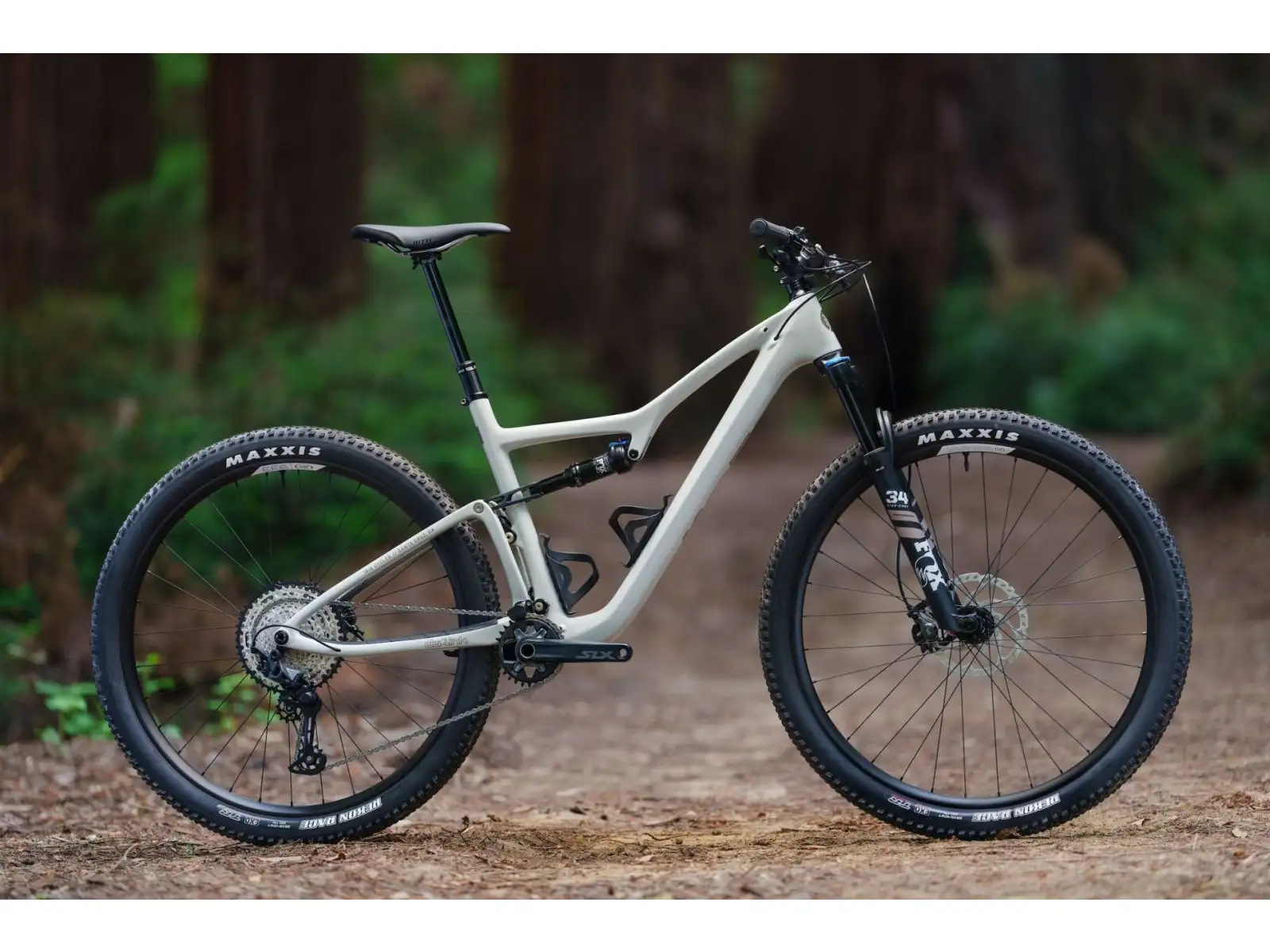 Ibis Exie V2 SLX 29" Mountainbike in Knochenfarbe.