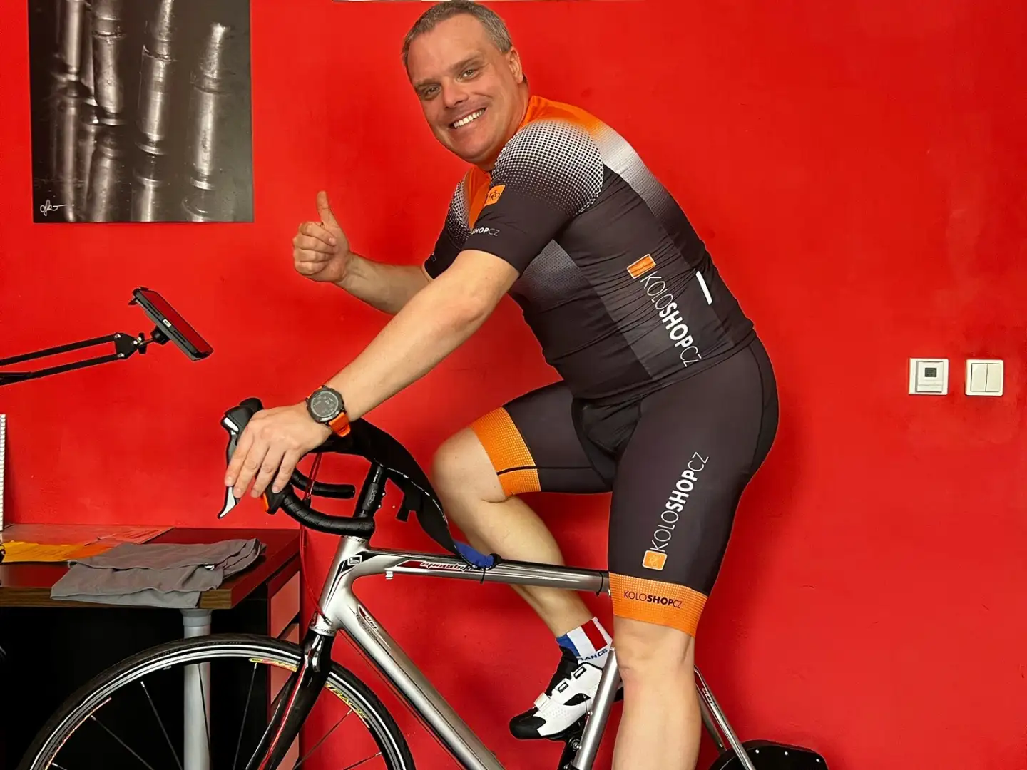 Virtuelles Fahren bringt Sie vom Wohnzimmer auf die Strecke der legendären Tour de France.