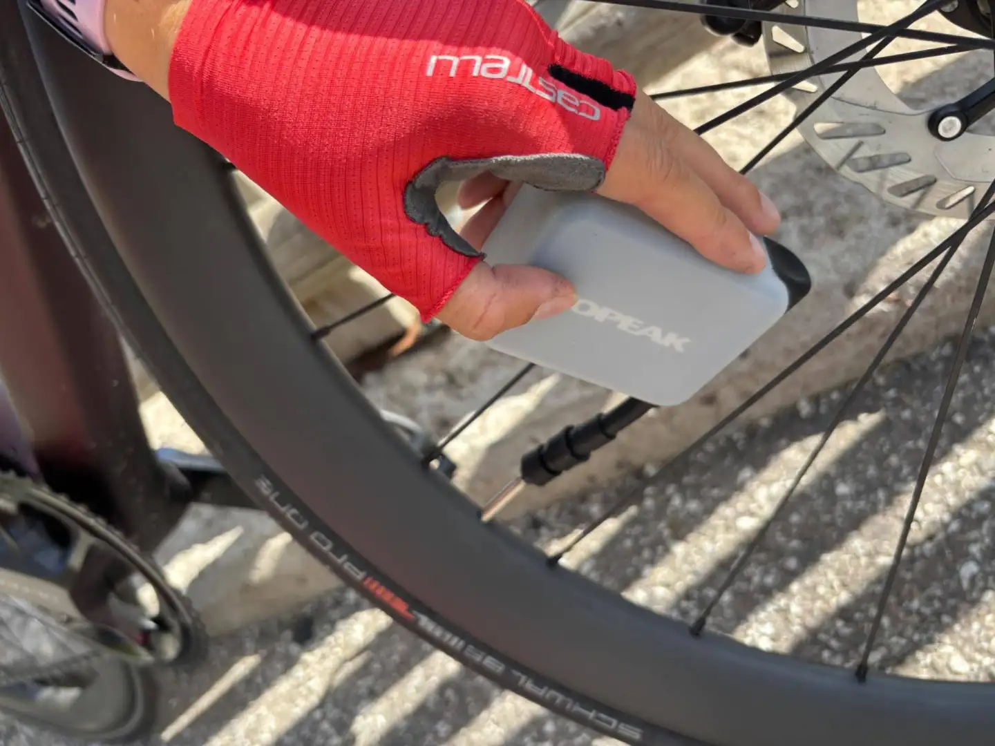 Elektrische Fahrradpumpe Topeak vs. Pedalsport