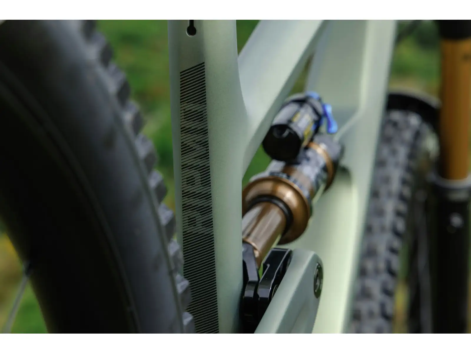 Ich habe ein Ibis Ripmo V3 Deore XT Mountainbike in der Olive Swamp Monster Farbe.