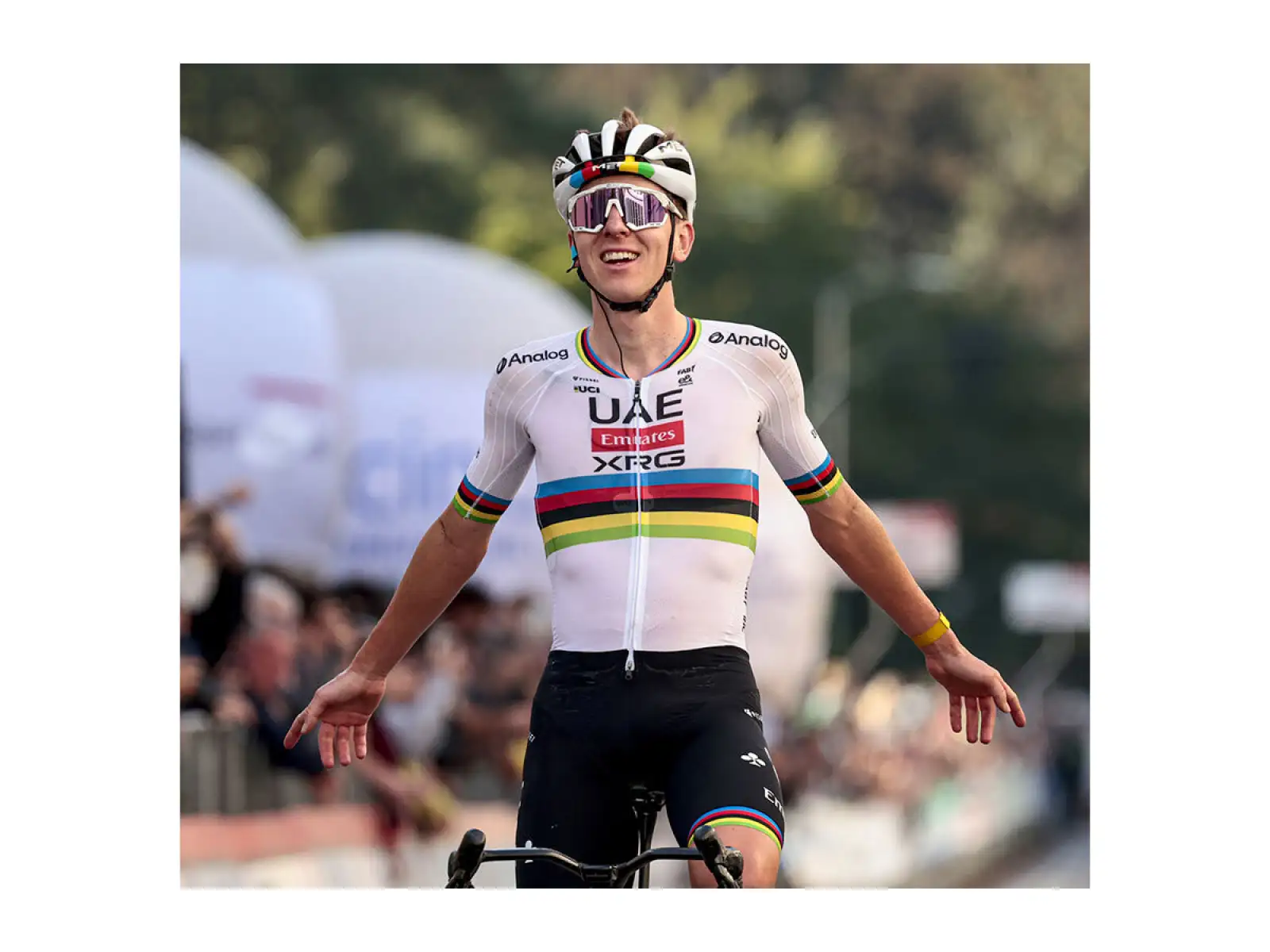 MET Trenta 3K Carbon Rennradhelm Rainbow Limited Edition
