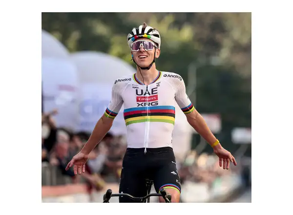 MET Trenta 3K Carbon Rennradhelm Rainbow Limited Edition