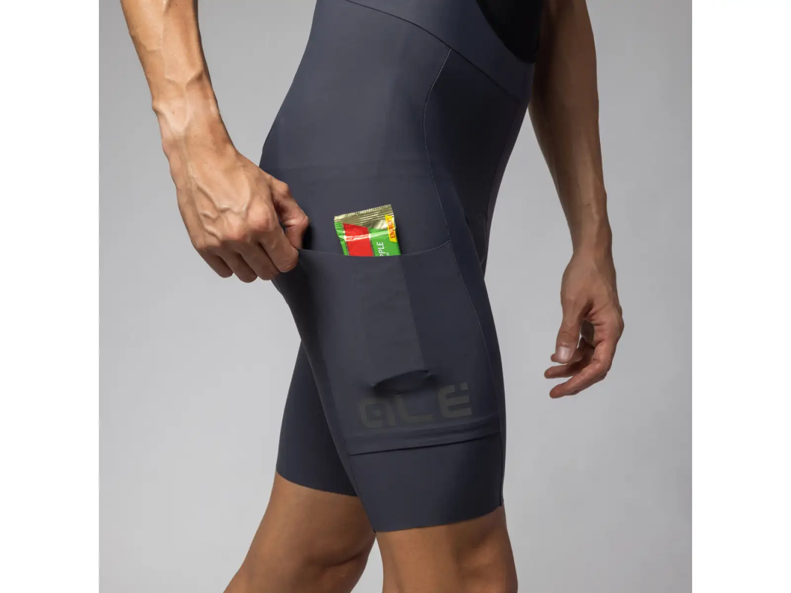 Alé R-EV1 GO Herren-Radhose mit Polster und Trägern Titanium