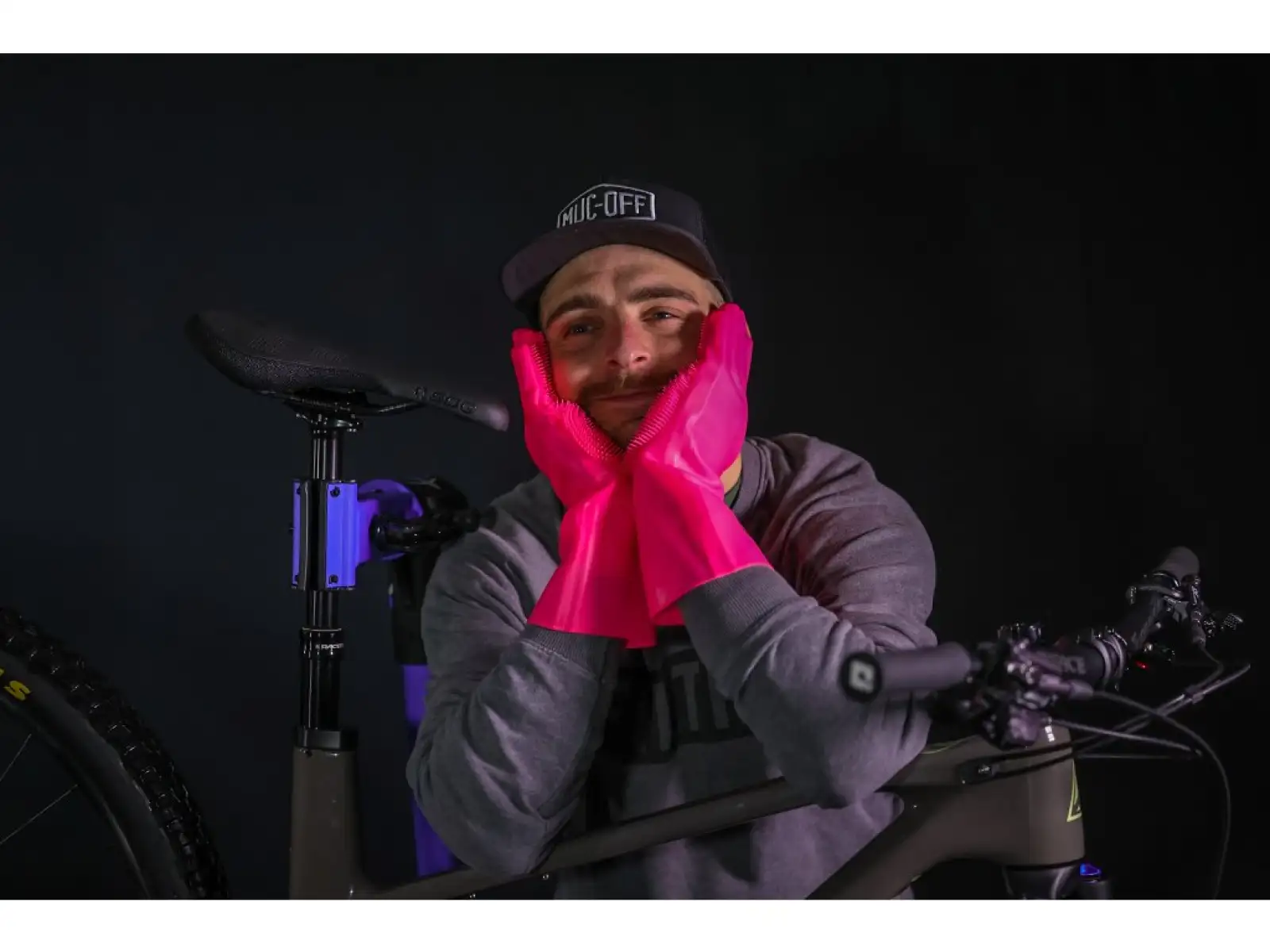 Muc Off Deep Scrubber Handschuhe zum Reinigen.
