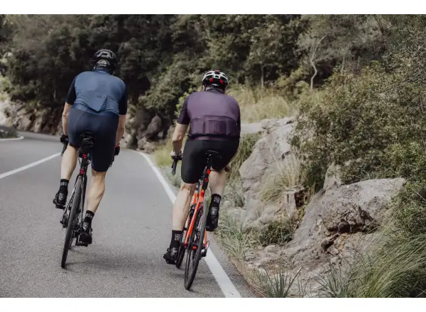 Force F Winner Shorts mit Polstern und Einsätzen in Schwarz