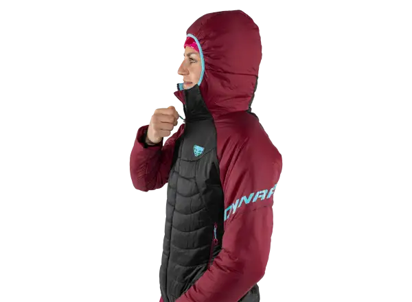 Die Dynafit Radical PrimaLoft Hooded Damenjacke in beet red.