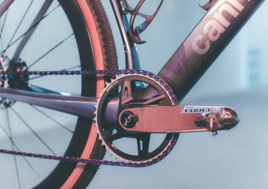 Neue Generation von Straßen- und Gravel-Gruppen SRAM Force und Rival AXS / XPLR