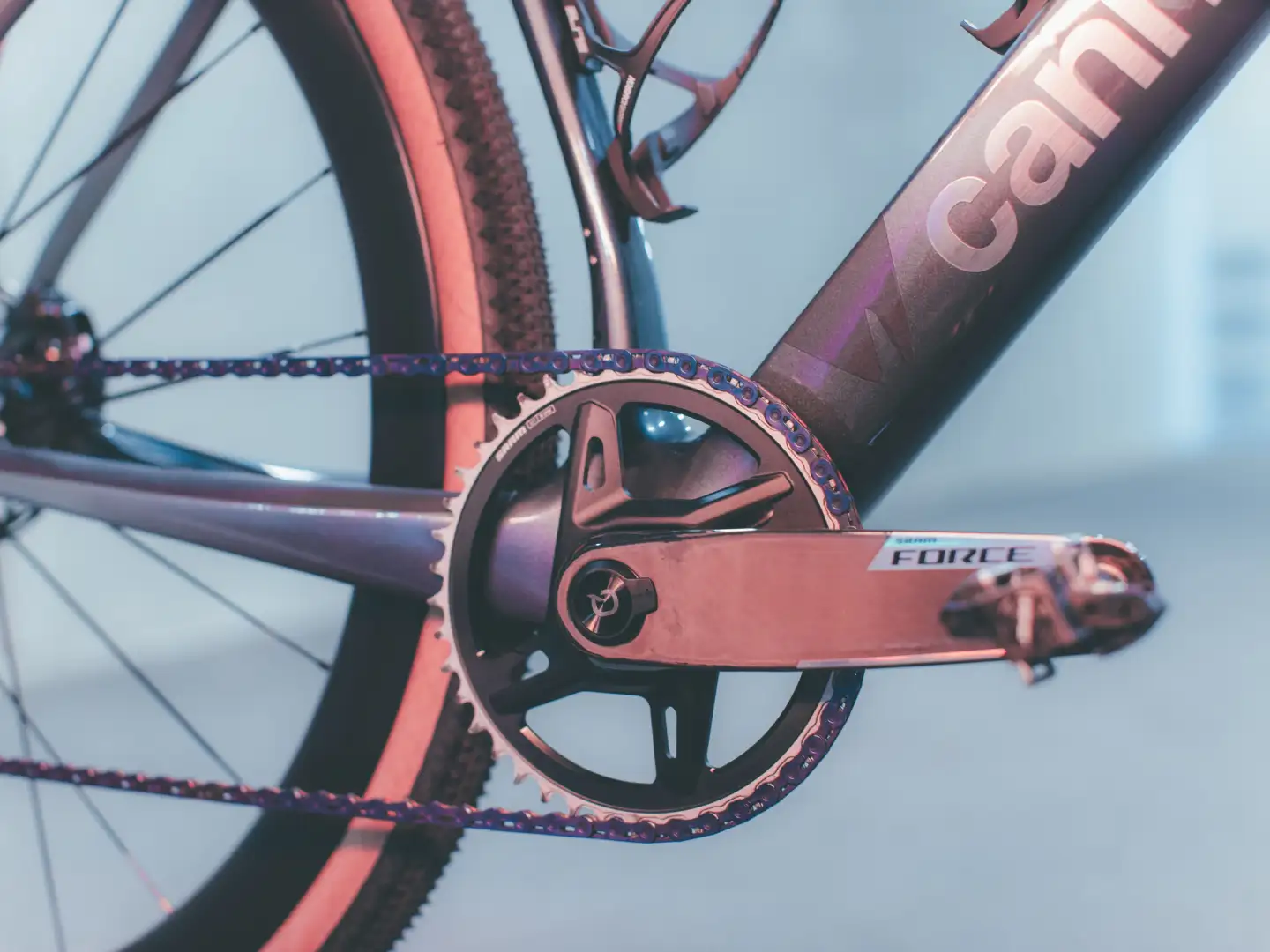 Neue Generation von Straßen- und Gravel-Gruppen SRAM Force und Rival AXS / XPLR