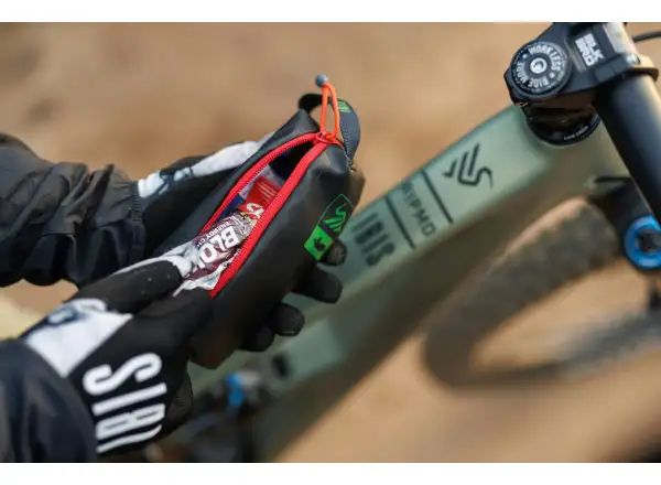 Ich habe ein Ibis Ripmo V3 Deore XT Mountainbike in der Olive Swamp Monster Farbe.