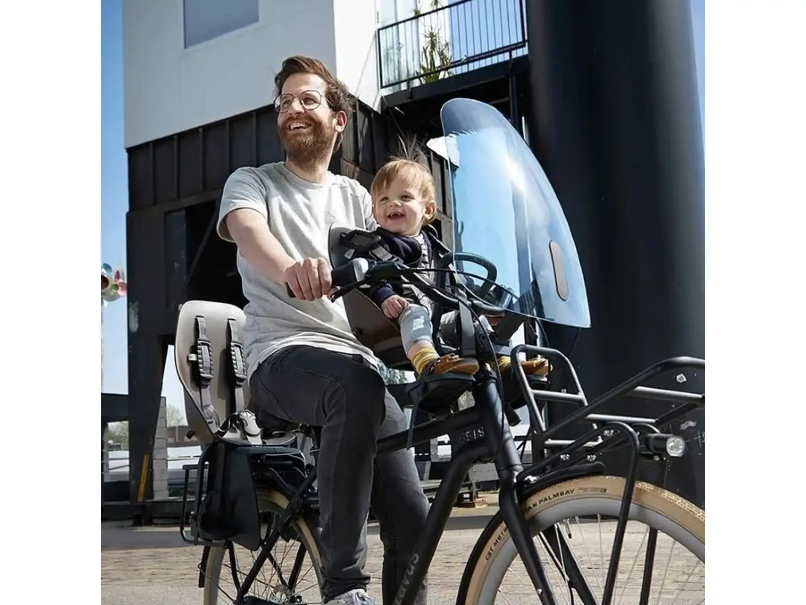 Urban Iki Kindersitz vorne mit Koge Brown/Bincho Black Adapter.