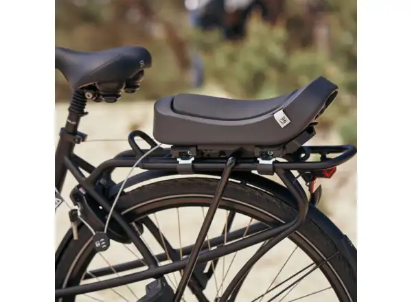 Urban Iki Junior Kindersitz mit Adapter für Gepäckträger in Bincho Black.