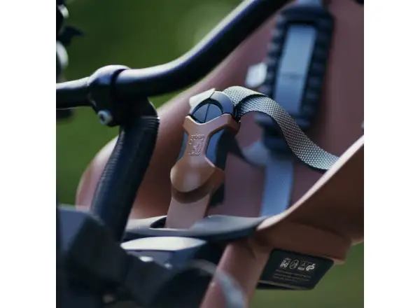 Kindersitz Urban Iki BIO vorne mit Adapter Haniwa Braun/Bincho Schwarz