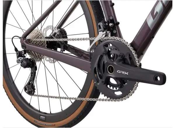 Giant Revolt Advanced 0 Gravel-Bike in Holzkohlen-Pflaume