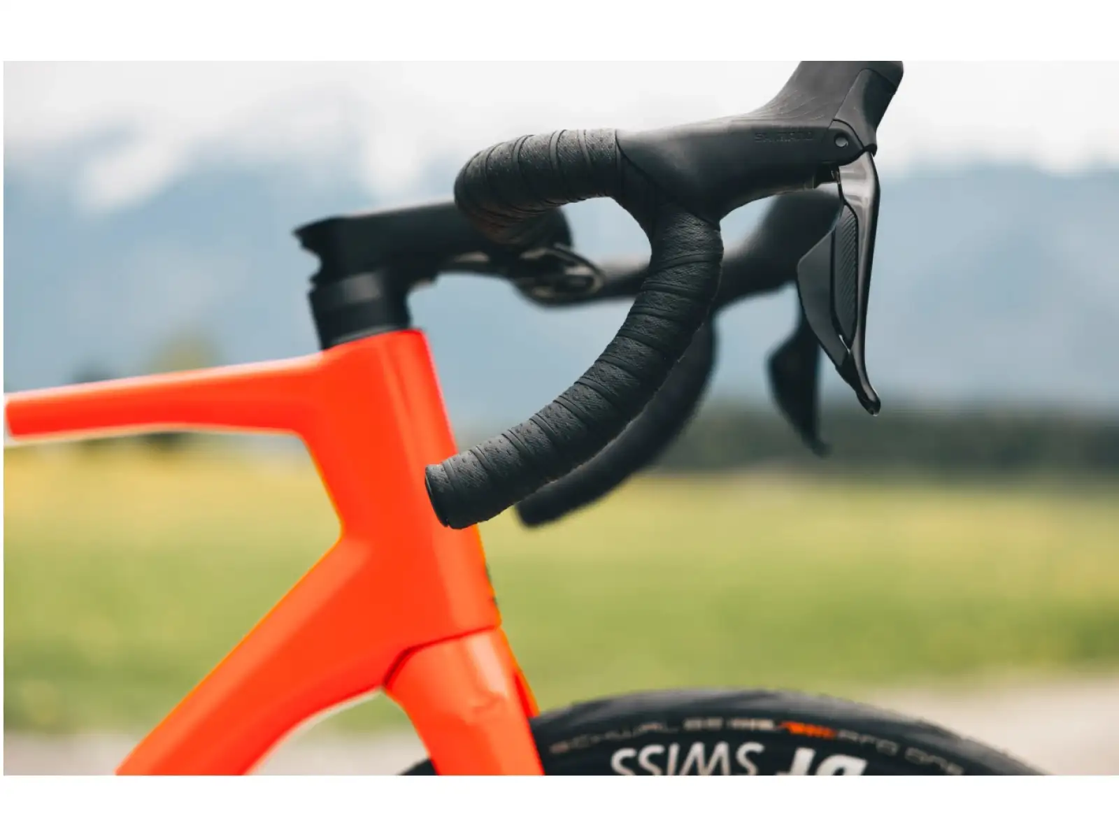 Superior X-Road 9.5 GF Straßenfahrrad in Glanzgrau / Orange-Rot.