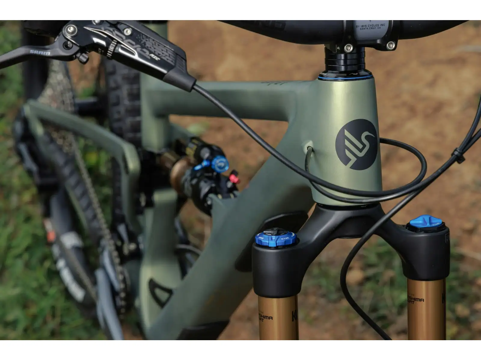 Ich habe ein Ibis Ripmo V3 Deore XT Mountainbike in der Olive Swamp Monster Farbe.
